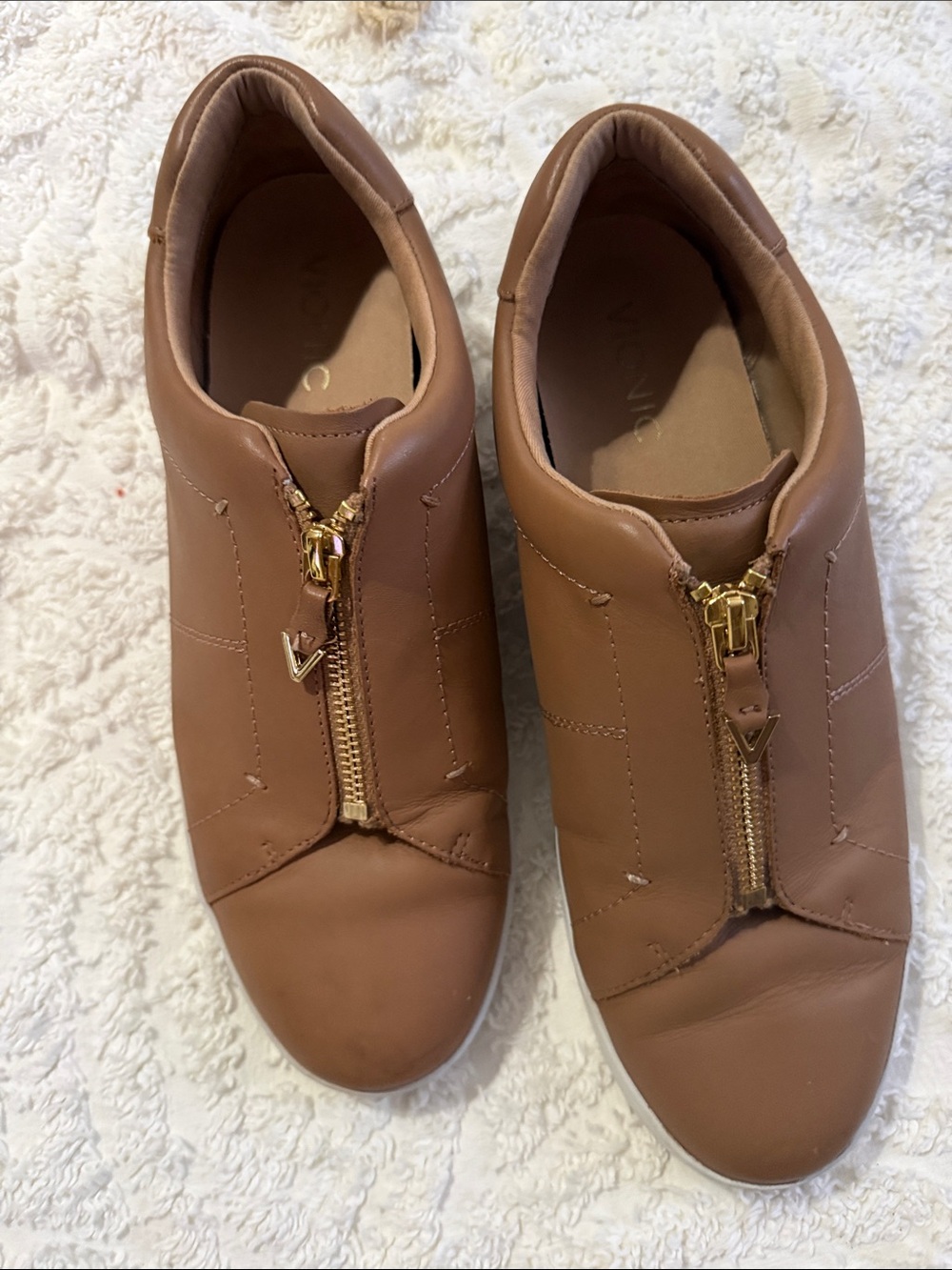 Vionic beige easy zip and very hip